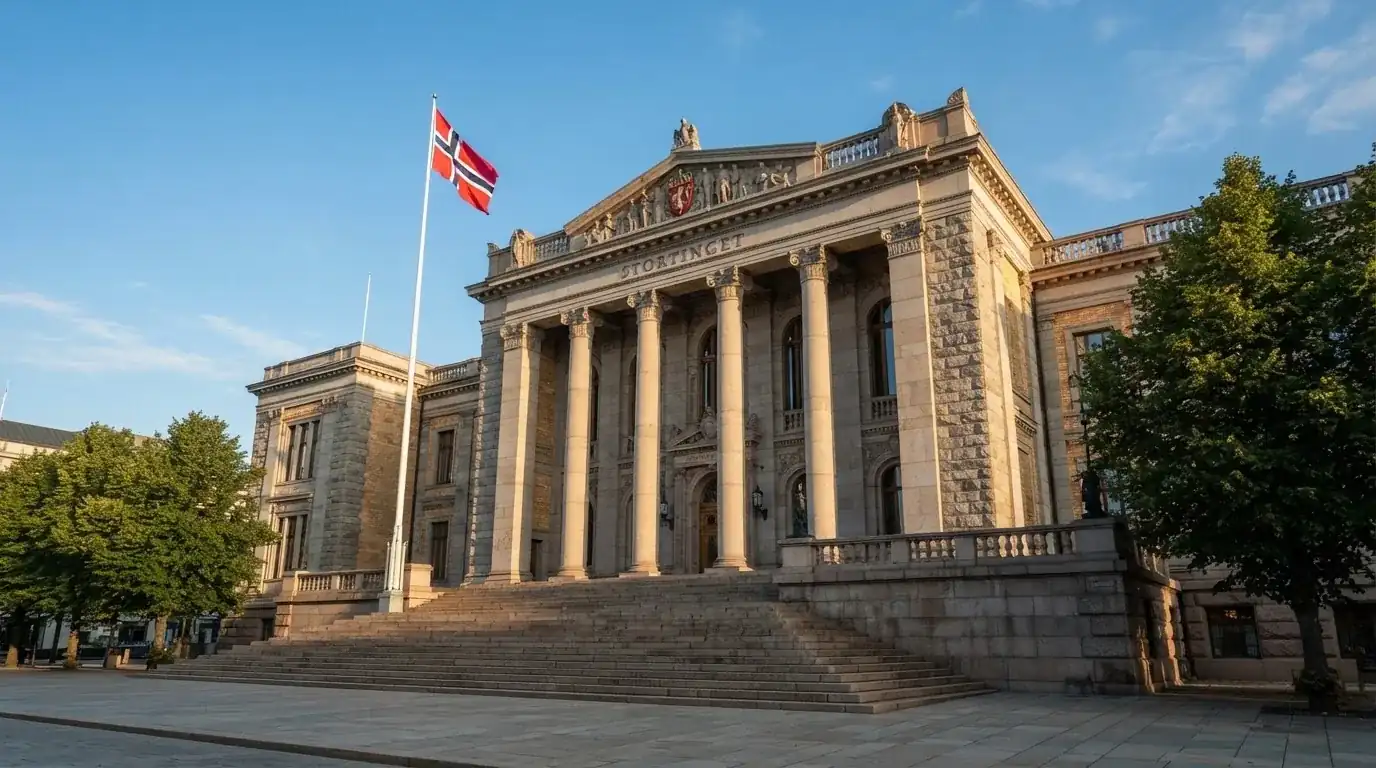 Fasade av en stor offentlig bygning i Oslo med brede trapper og et norsk flagg i vinden under klar himmel